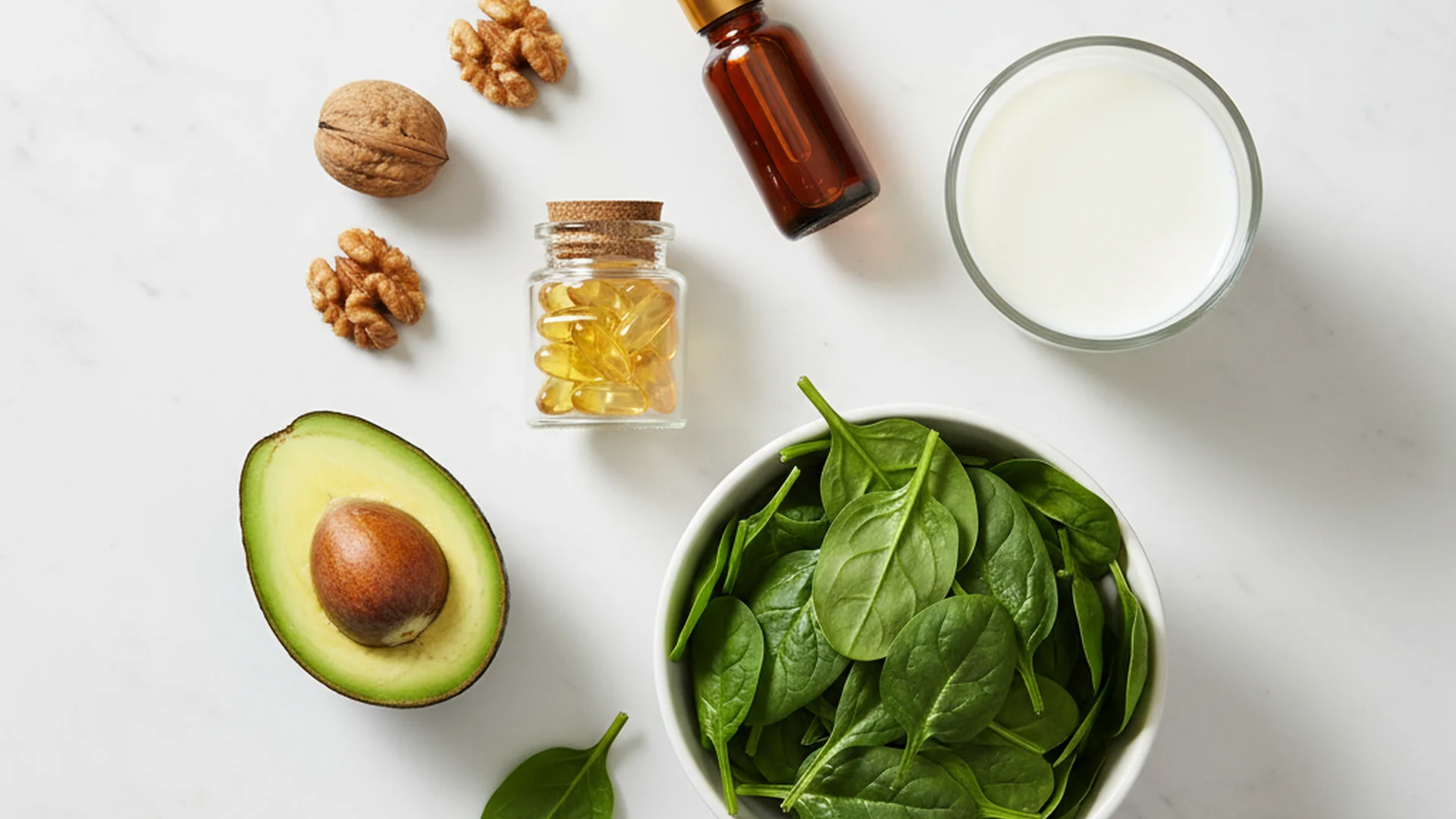 Flat-lay de nutriments essentiels de grossesse : capsule de vitamine, épinards, sardines et lentilles sur nappe cream