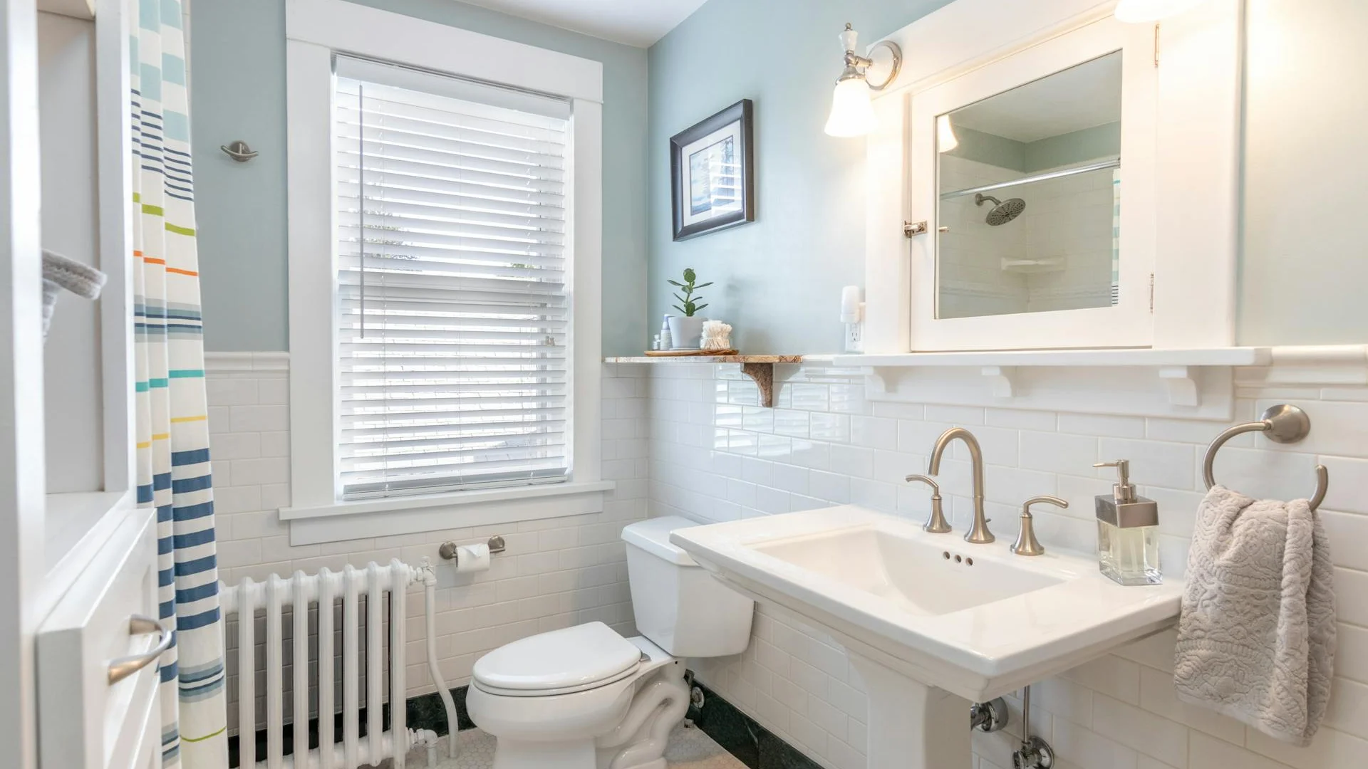 Salle de bain moderne, claire et minimaliste avec lavabo blanc et lumière naturelle