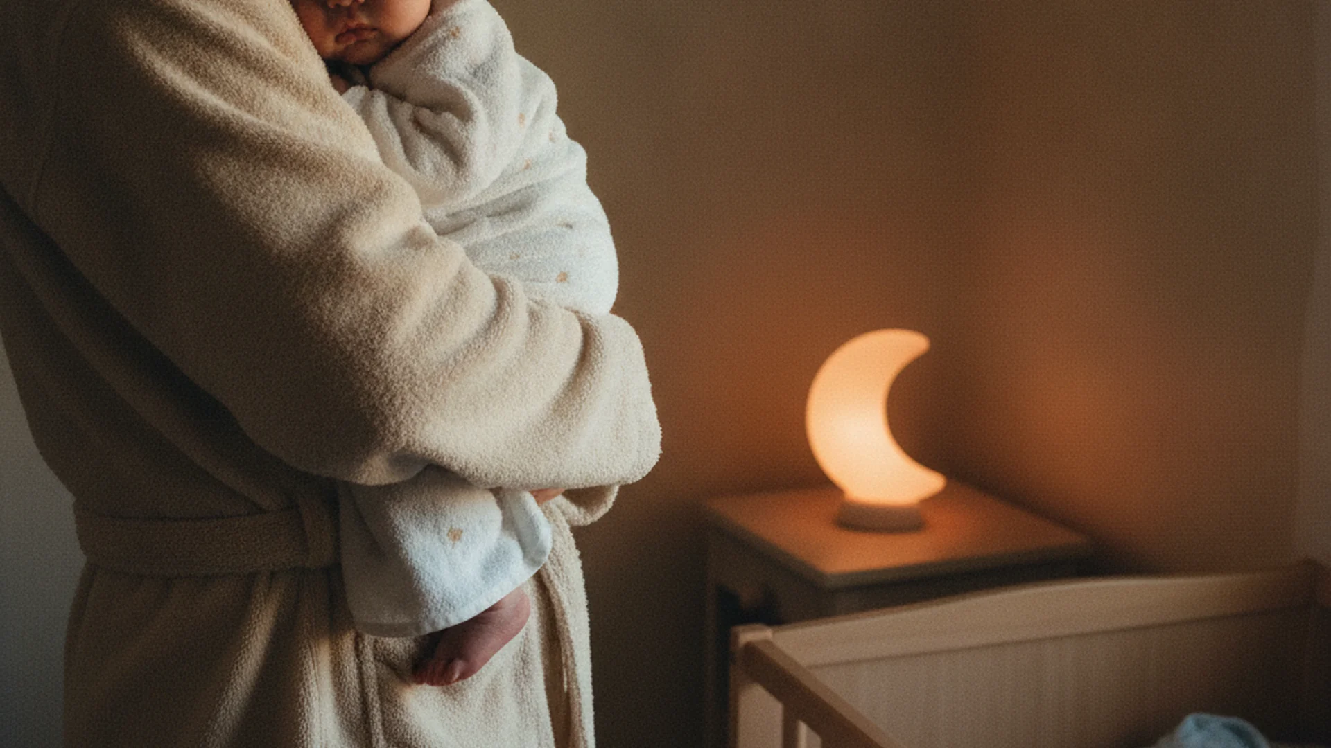 Bébé enveloppé dans une serviette douce à capuche, l'air détendu et somnolent, après le bain du soir